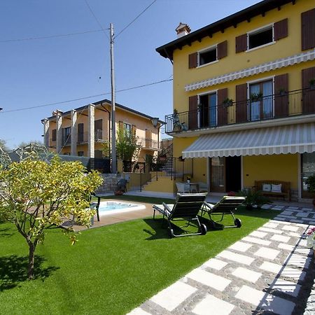 Accogliente Apt Al Centro Con Giardino E Jacuzzi Apartment Torri Del Benaco Exterior photo