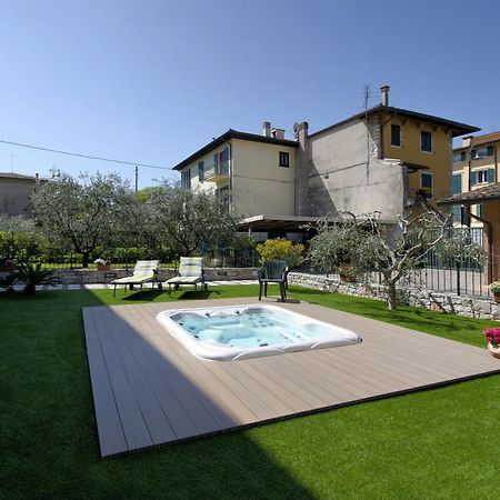 Accogliente Apt Al Centro Con Giardino E Jacuzzi Apartment Torri Del Benaco Exterior photo