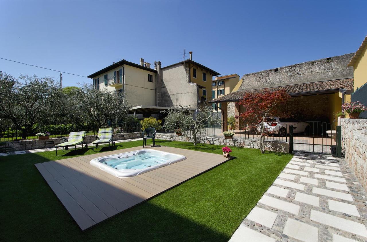 Accogliente Apt Al Centro Con Giardino E Jacuzzi Apartment Torri Del Benaco Exterior photo