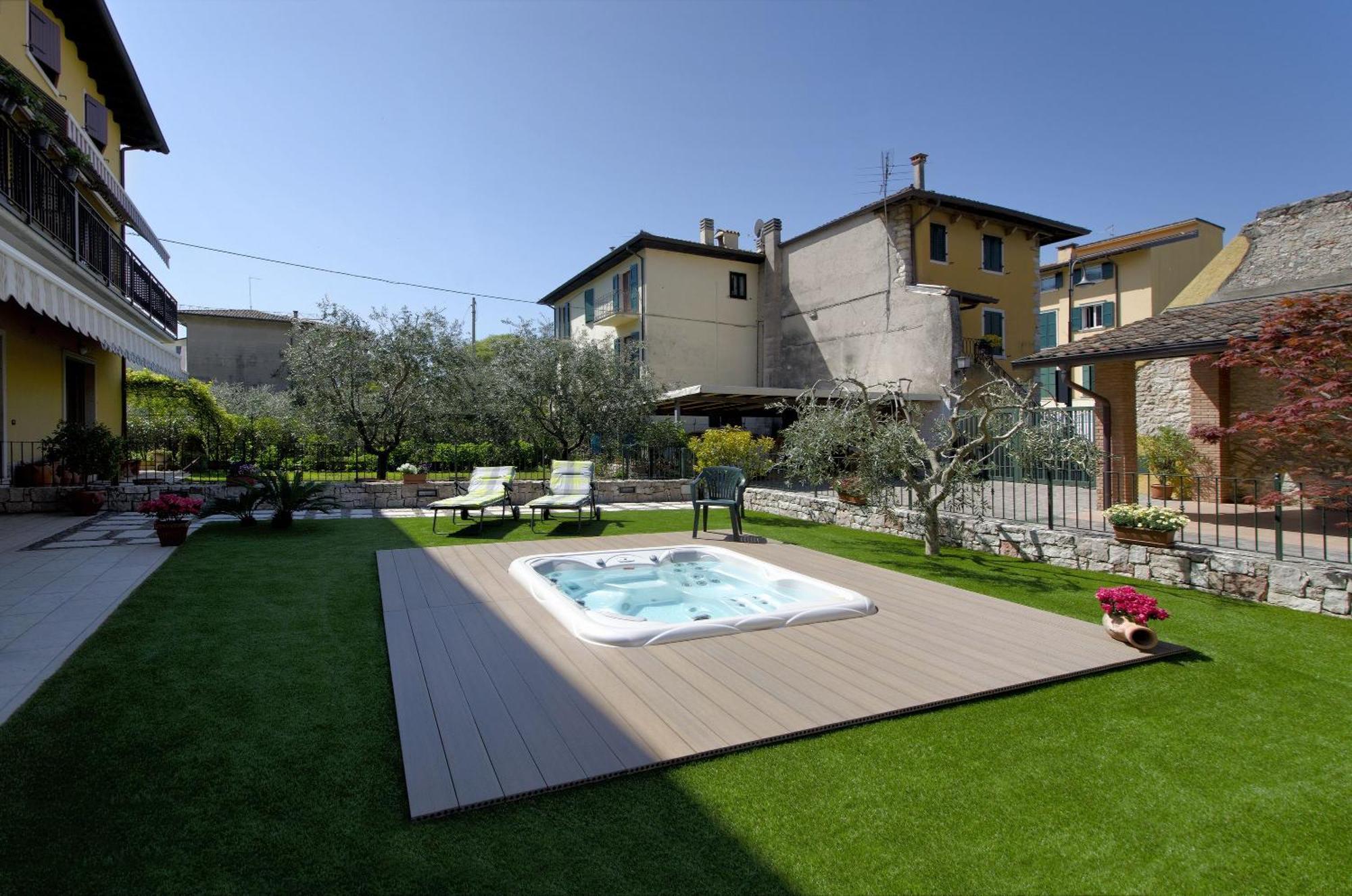 Accogliente Apt Al Centro Con Giardino E Jacuzzi Apartment Torri Del Benaco Exterior photo