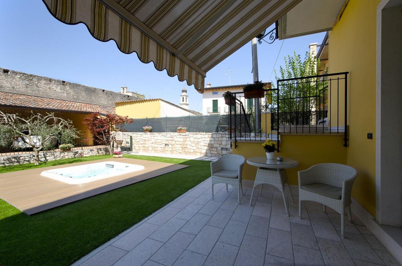 Accogliente Apt Al Centro Con Giardino E Jacuzzi Apartment Torri Del Benaco Exterior photo